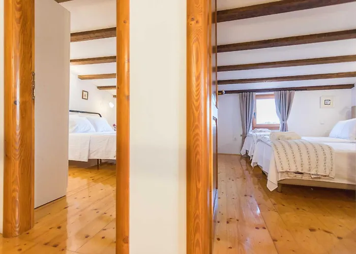 Дом отдыха Casa Vala Romana With Jacuzzi And Big Garden Пула