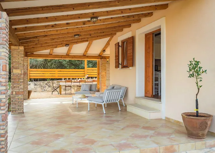 Дом отдыха Casa Vala Romana With Jacuzzi And Big Garden