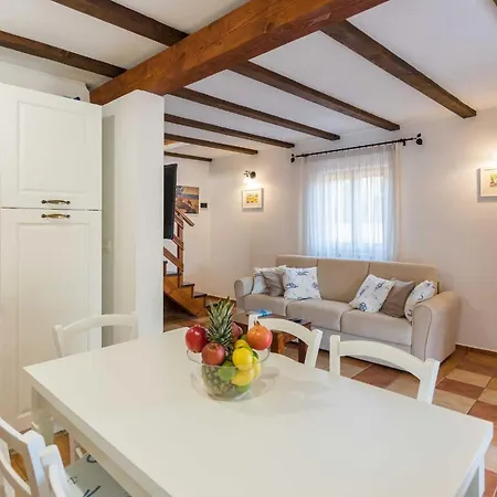 Casa Vala Romana With Jacuzzi And Big Garden Vakantiehuis Pula